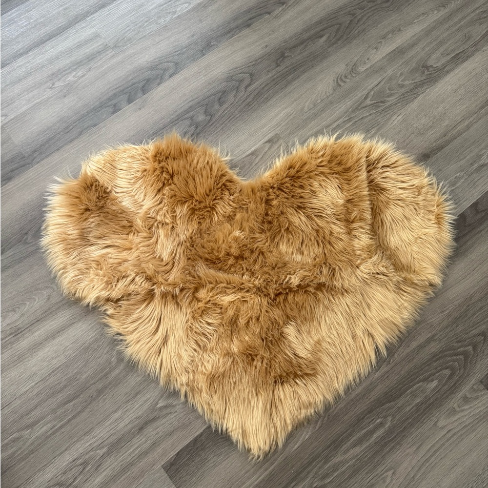 Cozy Heart-Shaped Faux Fur Accent Rug in Brown 2.3x3